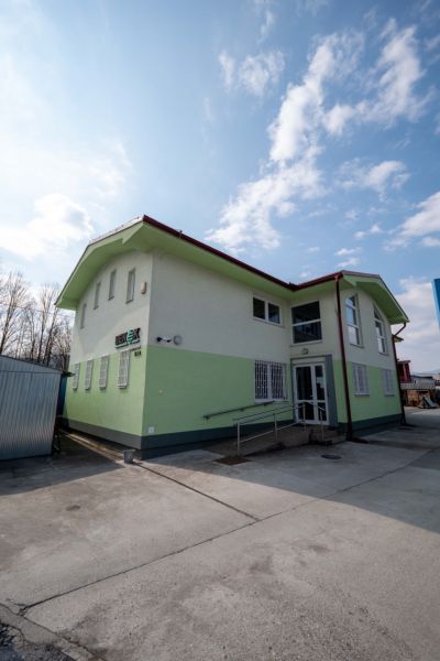 PREVÁDZKOVÝ AREÁL– HALA, ADMINISTRATÍVA, POZEMOK 1405 m² - B. Bystrica - Budova v meste Majer, Banská Bystrica s jasnou modrou oblohou. Zvláštne nehnuteľnosti.