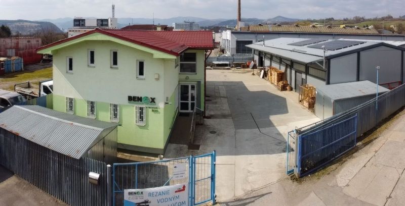 PREVÁDZKOVÝ AREÁL– HALA, ADMINISTRATÍVA, POZEMOK 1405 m² - B. Bystrica - Priemyselný areál s budovami v Stavebnej, Majer, okres Banská Bystrica, Zvláštne nehnuteľnosti.