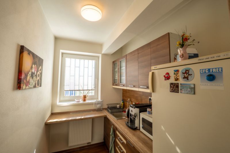 PREVÁDZKOVÝ AREÁL– HALA, ADMINISTRATÍVA, POZEMOK 1405 m² - B. Bystrica - Kuchynka so spotrebičmi, podlaha s dreveným dekorom, Zvláštne nehnuteľnosti.