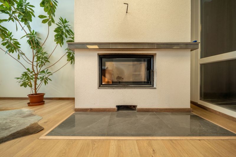 PREVÁDZKOVÝ AREÁL– HALA, ADMINISTRATÍVA, POZEMOK 1405 m² - B. Bystrica - Krbové kachle so sklom, vedľa rastlina. Podlaha s dreveným dekorom, zvláštne nehnuteľnosti.