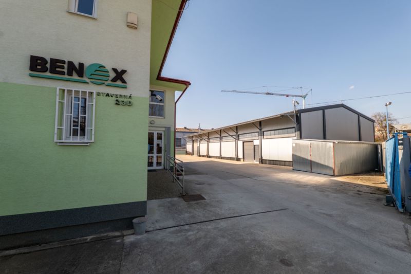 PREVÁDZKOVÝ AREÁL– HALA, ADMINISTRATÍVA, POZEMOK 1405 m² - B. Bystrica - Priemyselná zóna v Stavebnej, Majer, okres Banská Bystrica s administratívnou budovou.