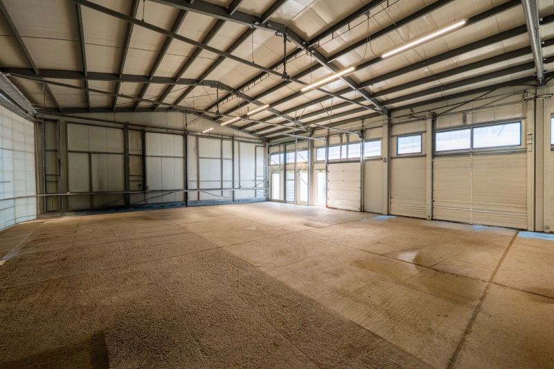 PREVÁDZKOVÝ AREÁL– HALA, ADMINISTRATÍVA, POZEMOK 1405 m² - B. Bystrica - Priemyselný interiér so svetlami a oceľovou konštrukciou, určený na zvláštne nehnuteľnosti.