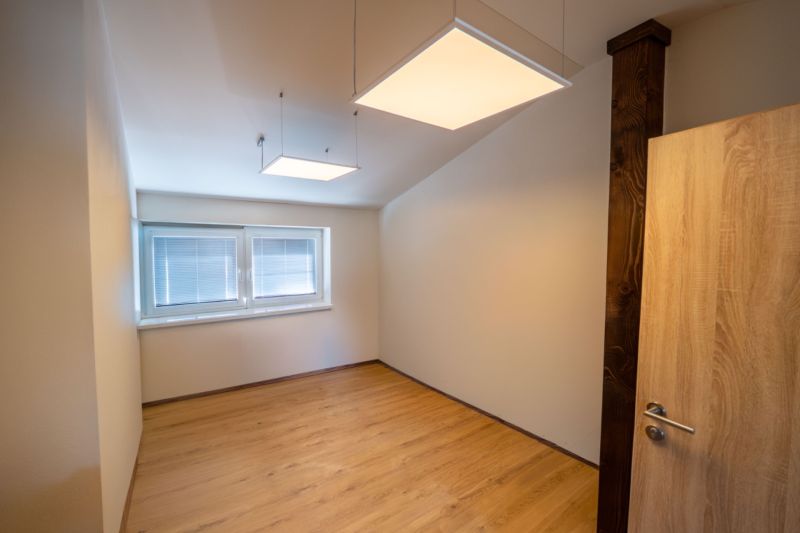 PREVÁDZKOVÝ AREÁL– HALA, ADMINISTRATÍVA, POZEMOK 1405 m² - B. Bystrica - Izba s podlahou s dreveným dekorom a štvorcovými svietidlami, Zvláštne nehnuteľnosti.