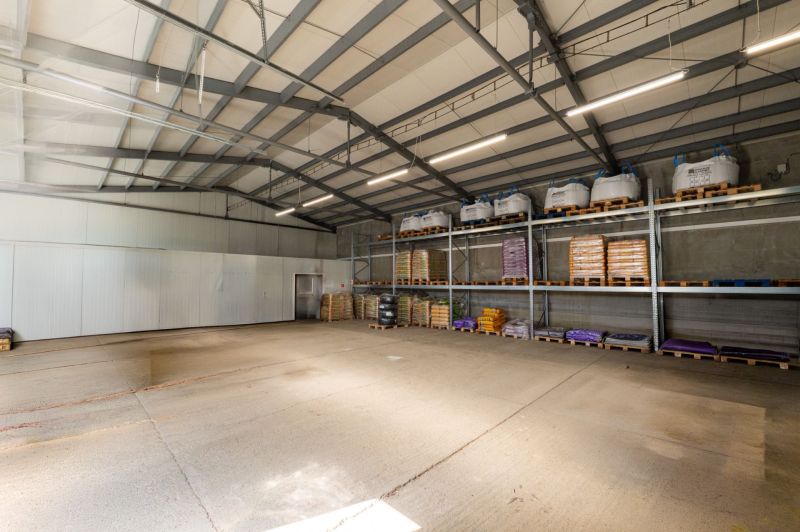 PREVÁDZKOVÝ AREÁL– HALA, ADMINISTRATÍVA, POZEMOK 1405 m² - B. Bystrica - Sklad obilia so železnou konštrukciou a betónovou podlahou; Zvláštne nehnuteľnosti.