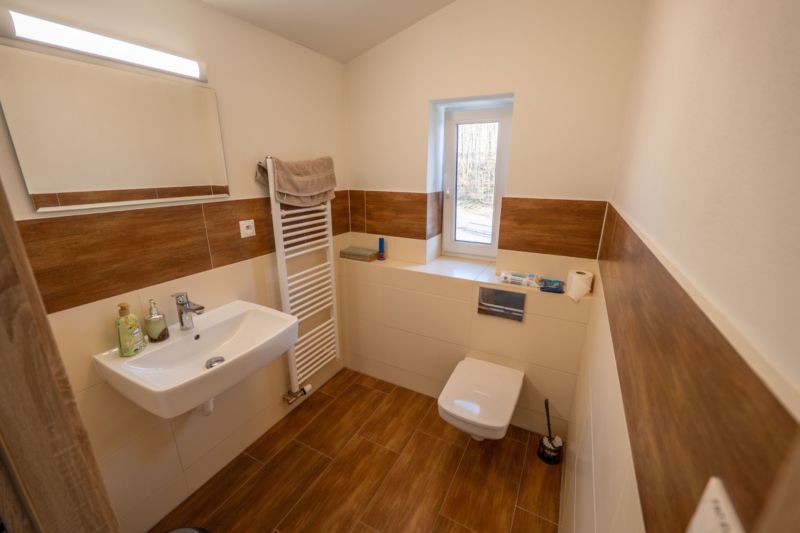 PREVÁDZKOVÝ AREÁL– HALA, ADMINISTRATÍVA, POZEMOK 1405 m² - B. Bystrica - Kúpeľňa so záchodom, umývadlom a podlahou s dreveným dekorom v Zvláštnych nehnuteľnostiach.