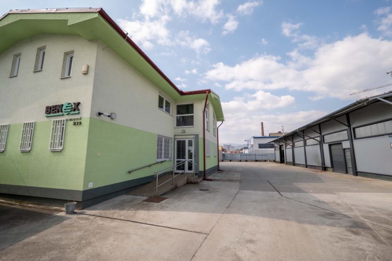 PREVÁDZKOVÝ AREÁL– HALA, ADMINISTRATÍVA, POZEMOK 1405 m² - B. Bystrica - Budova zvláštnych nehnuteľností v Stavebnej, Majeri, okres Banská Bystrica, Banskobystrický kraj.