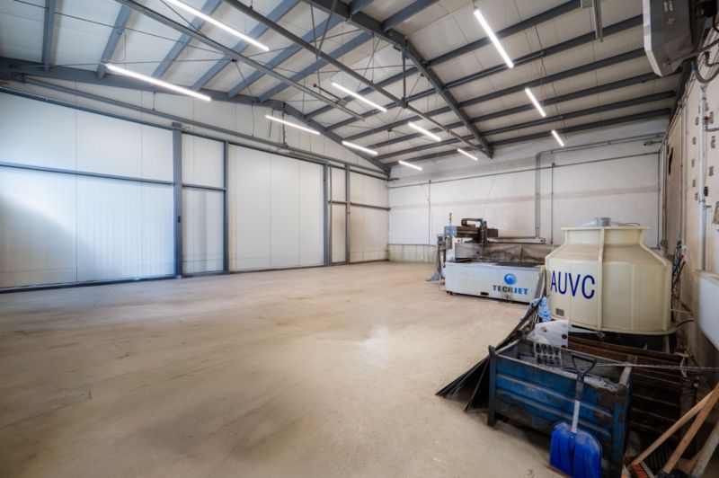 PREVÁDZKOVÝ AREÁL– HALA, ADMINISTRATÍVA, POZEMOK 1405 m² - B. Bystrica - Priemyselný priestor v kategórii Zvláštne nehnuteľnosti s vysokým stropom a osvetlením.