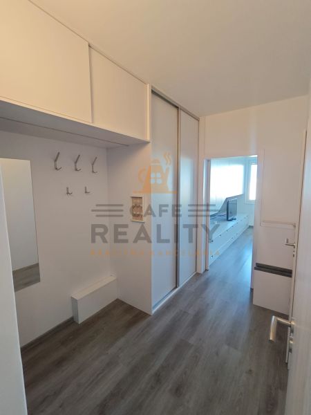 Na prenájom 1 izbový byt, 34 m2, Bratislava, Petržalka, Lachova ulica - Predsieň 1-izbového bytu so vstavanou skriňou a podlahou s dreveným dekorom.