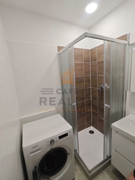 Na prenájom 1 izbový byt, 34 m2, Bratislava, Petržalka, Lachova ulica - Kúpeľňa so sprchovacím kútom a práčkou v 1-izbovom byte.