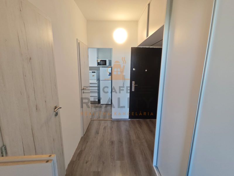 Na prenájom 1 izbový byt, 34 m2, Bratislava, Petržalka, Lachova ulica - Chodba v 1-izbovom byte s podlahou s dreveným dekorom a vstavanou skriňou.