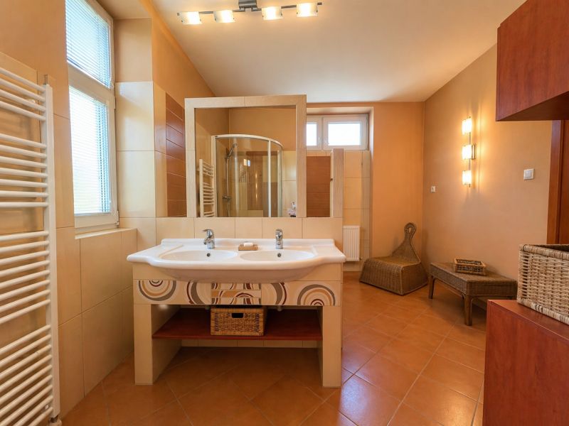 Na predaj priestranný 4-izbový byt - Robotnícka ulica, Banská Bystrica - Kúpeľňa v 4-izbovom byte s dvojitým umývadlom a sprchovacím kútom.