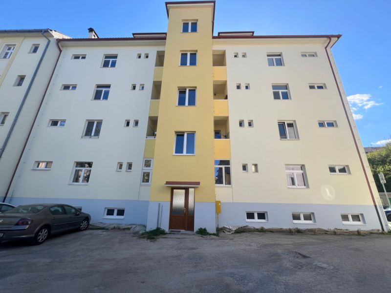 Na predaj priestranný 4-izbový byt - Robotnícka ulica, Banská Bystrica - Bytovka v Banskej Bystrici s parkoviskom pred vchodom.