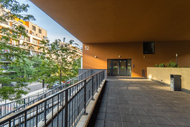 I Slnečnice – Zóna mesto moderný 1-izb byt s loggiou - Exteriér nehnuteľnosti na ulici Zuzany Chalupovej, Bratislava - Petržalka, pri vchode s rampou.