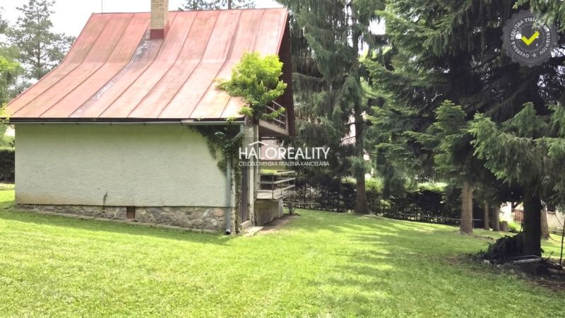 REZERVOVANÉ - Predaj, chata Ružiná - EXKLUZÍVNE HALO... - Chata v Ružinej s plechovou strechou obklopená stromami a trávnikom.