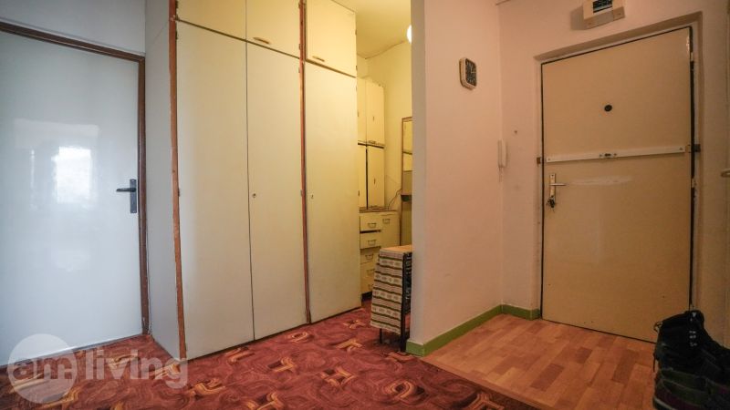 NOVINKA - 2 izbový + loggia + výťah v meste NOVÁ DUBNICA - Vstupná predsieň v 2-izbovom byte s podlahou s dreveným dekorom a vstavanými skriňami.