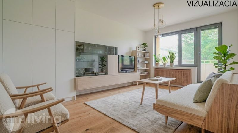 NOVINKA - 2 izbový + loggia + výťah v meste NOVÁ DUBNICA - Obývacia izba s podlahou s dreveným dekorom, pohovkou a izbovými rastlinami v 2-izbovom byte.
