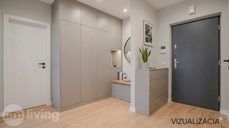 NOVINKA - 2 izbový + loggia + výťah v meste NOVÁ DUBNICA - Vstupná chodba v 2-izbovom byte s podlahou s dreveným dekorom, vstavanými skriňami a dekoráciami.