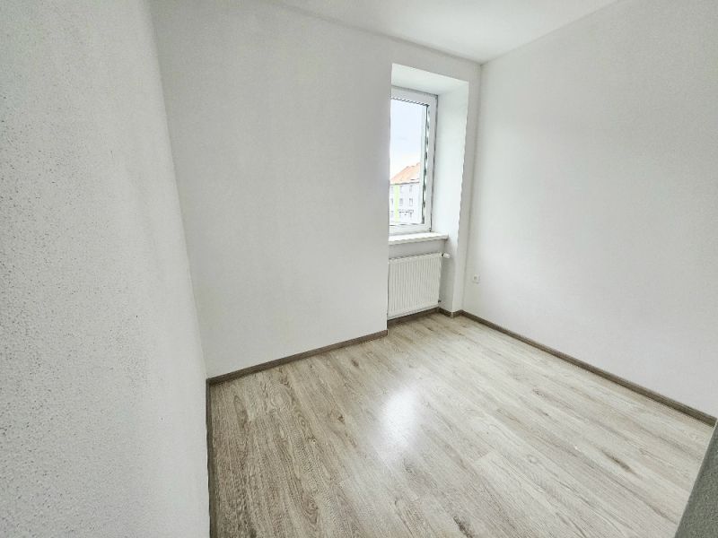PRENÁJOM 1 IZBOVÝ BYT /34 M2/ SEVER / BALKÓN/ PIVNICA - Izba v 1-izbovom byte s podlahou s dreveným dekorom a svetlou stenou.