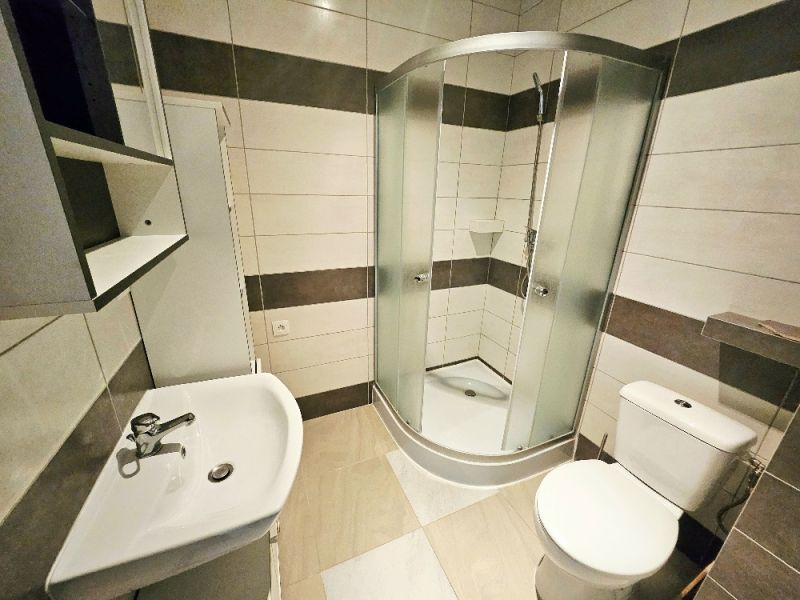 PRENÁJOM 1 IZBOVÝ BYT /34 M2/ SEVER / BALKÓN/ PIVNICA - Kúpeľňa v 1-izbovom byte s umývadlom, sprchovacím kútom a toaletou.