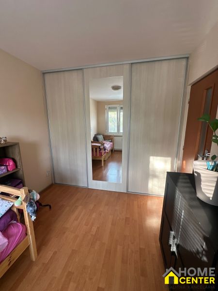 PREDAJ : 3 IZBOVÝ BYT S BALKÓNOM, KOMÁRNO  - Interiér 3-izbového bytu s podlahou s dreveným dekorom a vstavanou skriňou.