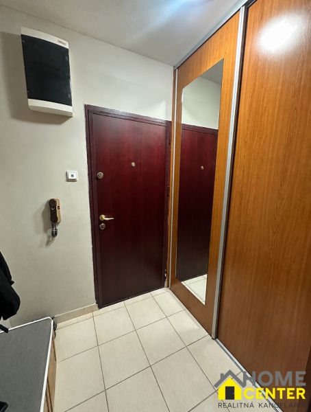 PREDAJ : 3 IZBOVÝ BYT S BALKÓNOM, KOMÁRNO  - Vstupná predsieň v 3-izbovom byte so zrkadlovou šatníkovou skriňou a svetlou dlažbou.