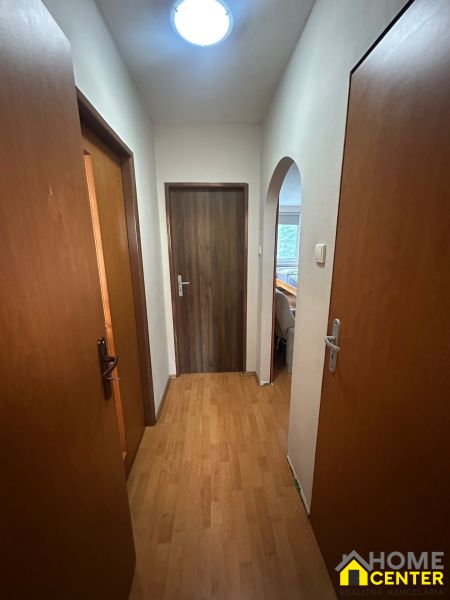 PREDAJ : 3 IZBOVÝ BYT S BALKÓNOM, KOMÁRNO  - Chodba v 3-izbovom byte s podlahou s dreveným dekorom a dverami.