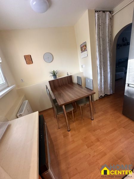 PREDAJ : 3 IZBOVÝ BYT S BALKÓNOM, KOMÁRNO  - Jedálenský kút so stolom a stoličkami v 3-izbovom byte s podlahou s dreveným dekorom.