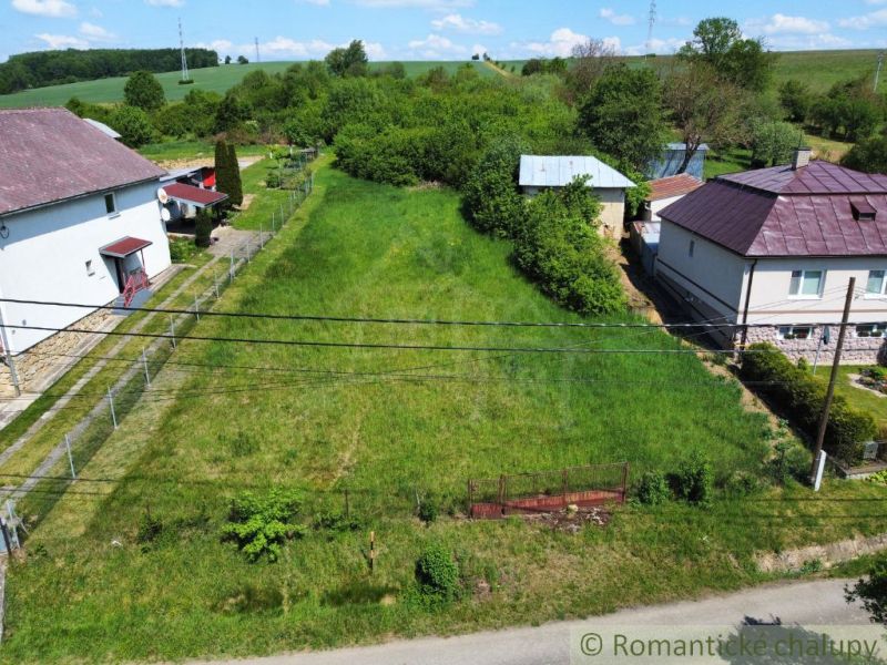 Slnečný stavebný pozemok 1 186 m² - Karná | možnosť dokúpiť 1 ha - Pozemok na bývanie v Karnej, ohraničený susednými domami a zeleňou.