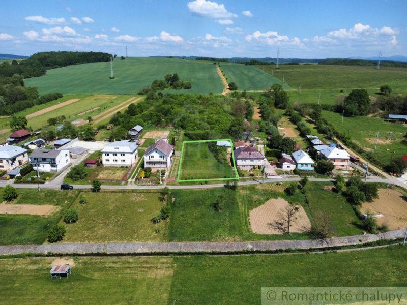 Slnečný stavebný pozemok 1 186 m² - Karná | možnosť dokúpiť 1 ha - Letecký pohľad na pozemky - bývanie v Karné, s okolím polí a domov.
