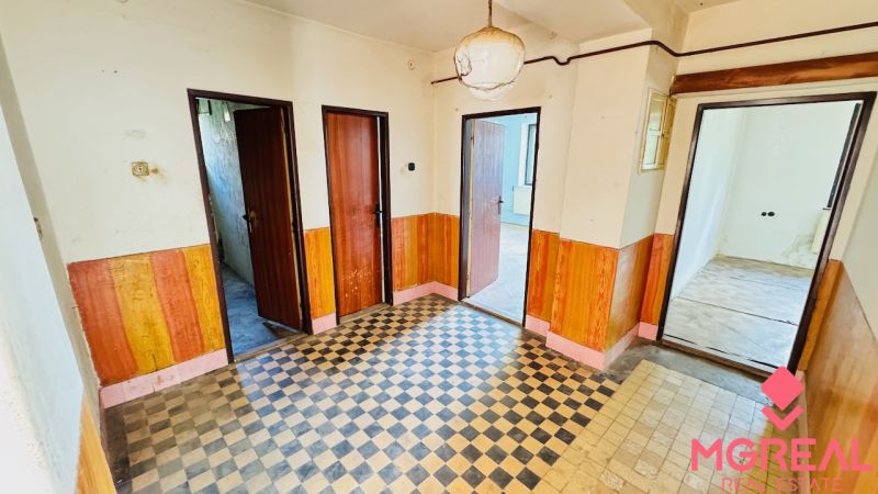Na predaj 6-izbový rodinný dom (dvojdom) v Pažiti, pozemok 1445 m² - Chodba v Rodinnom dome s dlažbou a dreveným dekorom na stenách.