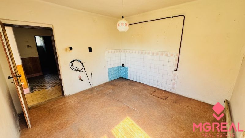 Na predaj 6-izbový rodinný dom (dvojdom) v Pažiti, pozemok 1445 m² - Interiér rodinného domu s bielymi stenami a podlahou s dreveným dekorom.