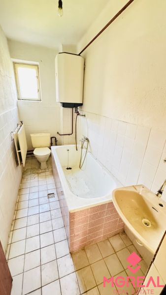 Na predaj 6-izbový rodinný dom (dvojdom) v Pažiti, pozemok 1445 m² - Kúpeľňa v rodinnom dome s vaňou, umývadlom a toaletou.