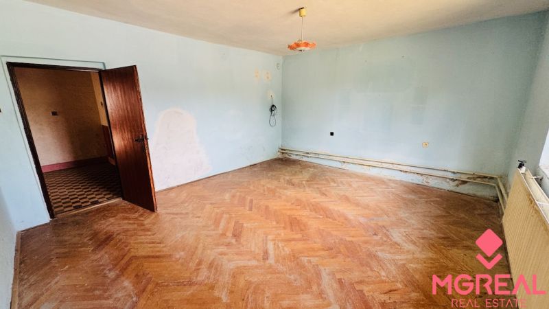 Na predaj 6-izbový rodinný dom (dvojdom) v Pažiti, pozemok 1445 m² - Rodinný dom s bledomodrými stenami a podlahou s dreveným dekorom.