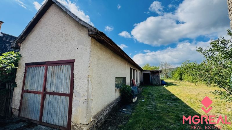 Na predaj 6-izbový rodinný dom (dvojdom) v Pažiti, pozemok 1445 m² - Rodinný dom v Pažiti s prístavbou, záhrada, slnečné počasie.