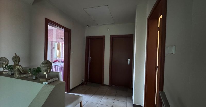 Rodinný dom v Dunajskej Lužnej  - Chodba v rodinnom dome so soškami Budhu na parapete, vedúca do kúpeľne.