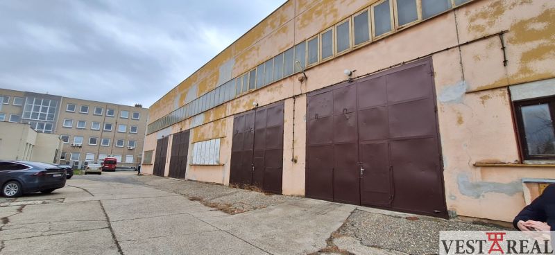Prenájom skladu / výrobnej haly – 365 m², Galanta - Sklady a haly na ulici Zoltána Kodálya v Galante, priemyselná budova s kovovými bránami.