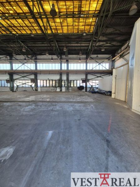 Prenájom skladu / výrobnej haly – 365 m², Galanta - V interiéri skladov a hál dominuje priestranná betónová plocha a oceľové konštrukcie.