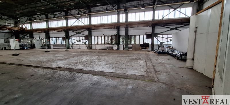 Prenájom skladu / výrobnej haly – 365 m², Galanta - Priestor v skladoch a halách s priemyselným interiérom a betónovou podlahou.