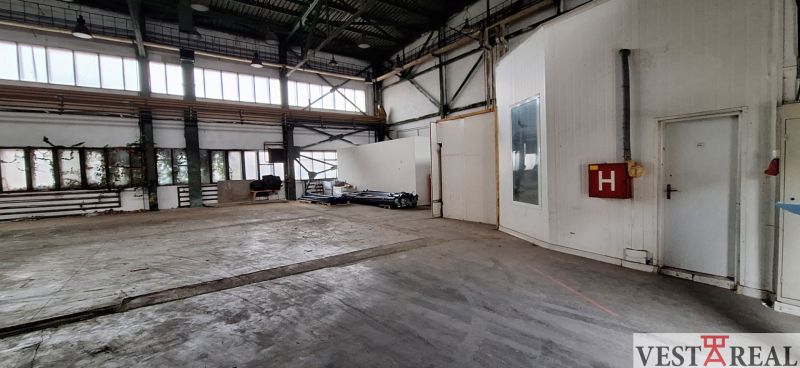 Prenájom skladu / výrobnej haly – 365 m², Galanta - Interiér skladov a hál so staršími dverami a presklenými oknami, industriálny priestor.