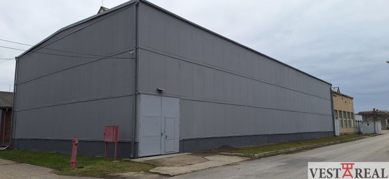 Prenájom skladovej / výrobnej haly – 720 m², Galanta - Sklady a haly na Priemyselnej ulici v Galante, priestranná sivá budova s priemyselným vzhľadom.