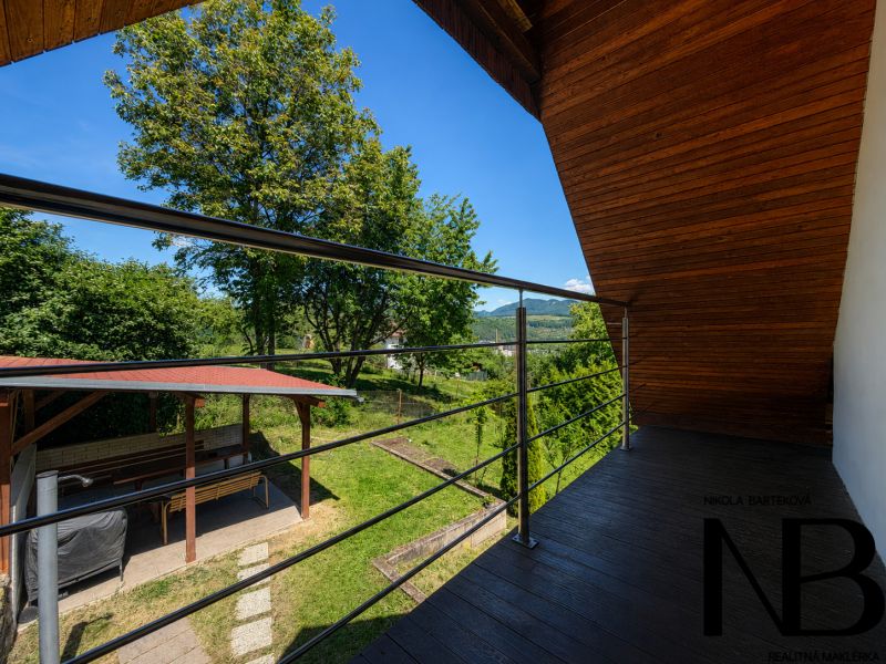 Záhrada s murovanou chatkou a výhľadom, Považská Bystrica -Klučina - Balkón chaty s výhľadom na zeleň a altánok na ulici Klučina, Považská Bystrica.