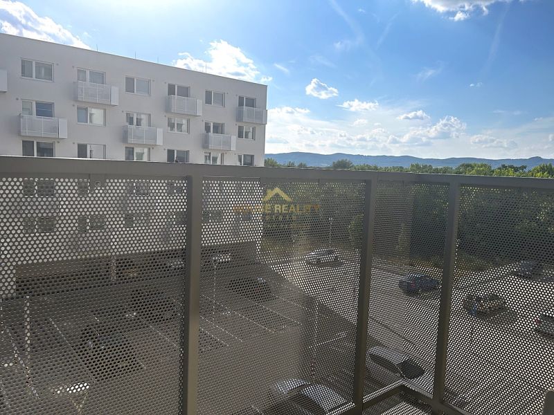 Prenájom 1 izb. byt, NOVOSTAVBA Ivanská cesta, Bratislava II, Trnávka  - Balkón v 1-izbovom byte s výhľadom na parkovisko a okolité hory.