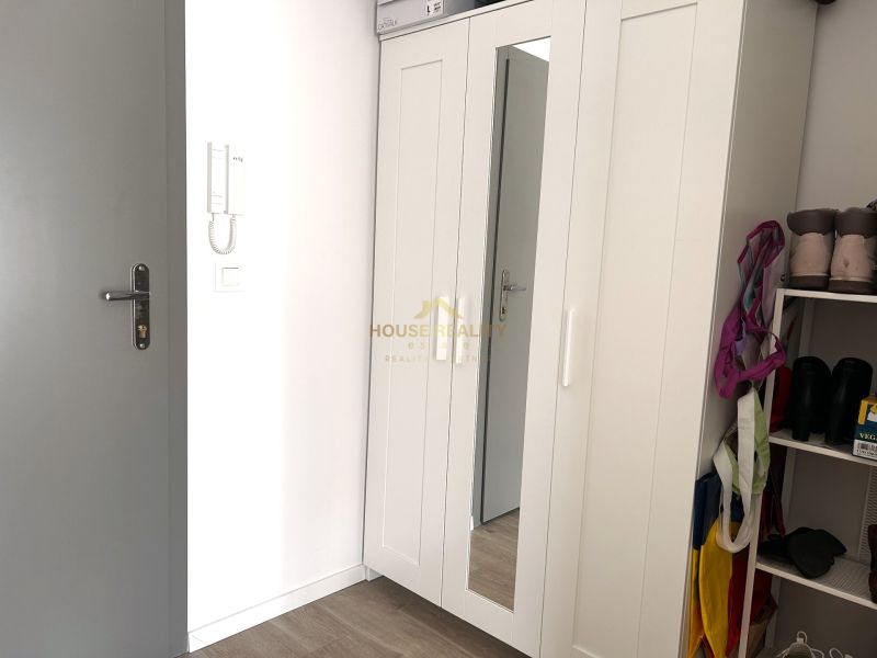 Prenájom 1 izb. byt, NOVOSTAVBA Ivanská cesta, Bratislava II, Trnávka  - Vstavaná skriňa s bielymi dverami a zrkadlom v 1-izbovom byte.