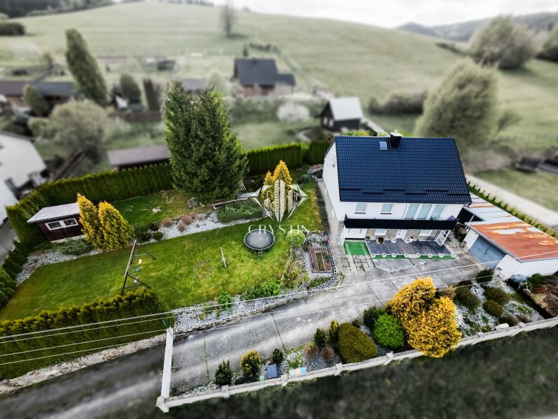 Na predaj rodinný dom - Makov - Rodinný dom v Makove s rozľahlou záhradou a stromami, z vtáčej perspektívy.