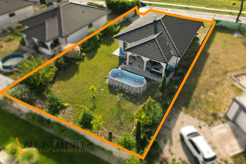 Na predaj 4-izbový rod.dom – novostavba, Veľké Blahovo - Letecký pohľad na rodinný dom s bazénom v Dunajskej Strede na ulici Veľké Blahovo.