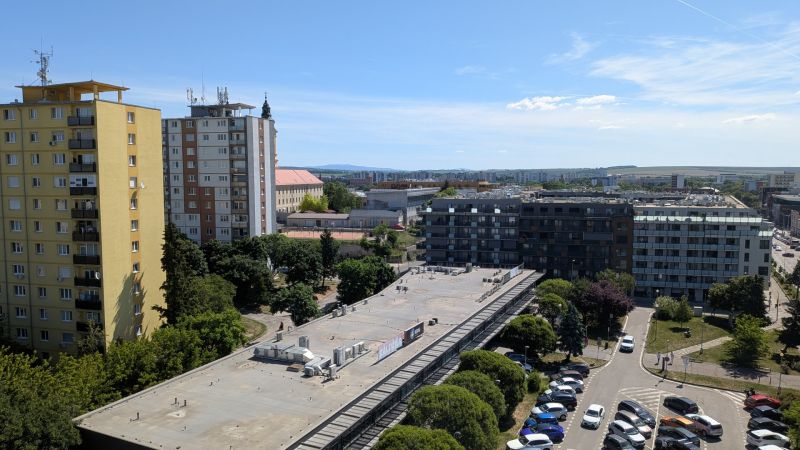 3 izbový byt v centre mesta na Štúrovej ulici s krásnym výhľadom - Panoráma mesta Nitra z ulice Štúrova s výhľadom na bytové domy.