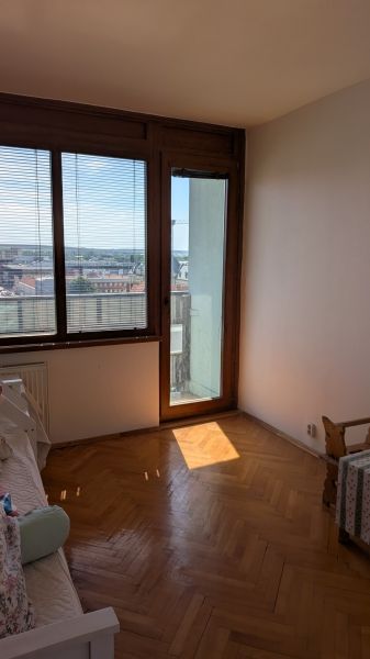 3 izbový byt v centre mesta na Štúrovej ulici s krásnym výhľadom - Svetlá miestnosť s veľkým oknom, podlaha s dreveným dekorom, 3-izbový byt.