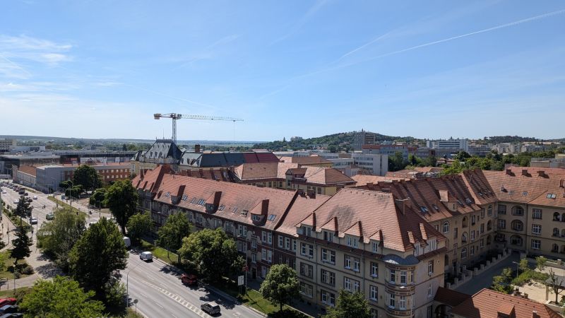 3 izbový byt v centre mesta na Štúrovej ulici s krásnym výhľadom - Historické budovy a Štúrova ulica v Nitre so žeriavom v pozadí.