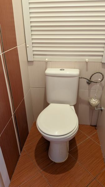 3 izbový byt v centre mesta na Štúrovej ulici s krásnym výhľadom - Toaleta v 3-izbovom byte s dlažbou a obkladom.