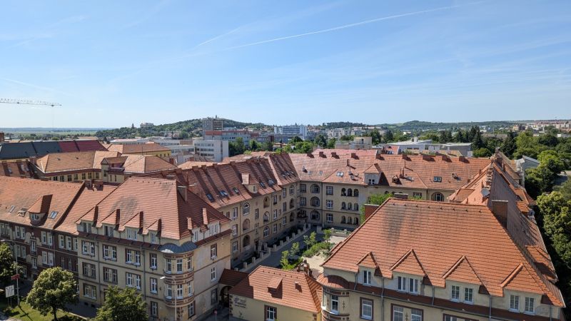 3 izbový byt v centre mesta na Štúrovej ulici s krásnym výhľadom - Pohľad na strechy a historické budovy z okolia Štúrovej ulice v Nitre.